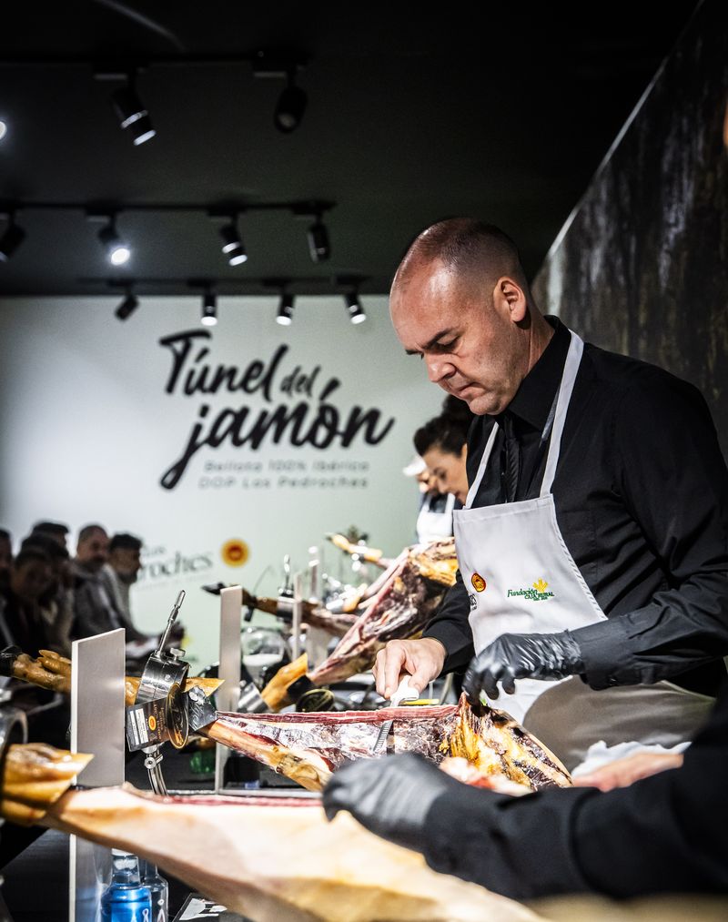 Cortador profesional en el Túnel del Jamón · Bellota 100% Ibérico DOP Los Pedroches
